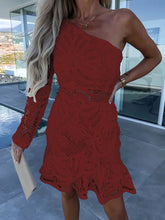 Vestido elegante, Vestido corto, Tienda online, Ropa femenina, Outfit femenino, Moda mujer, Moda femenina, Detalles calados, Cuello alto, Corte fluido
