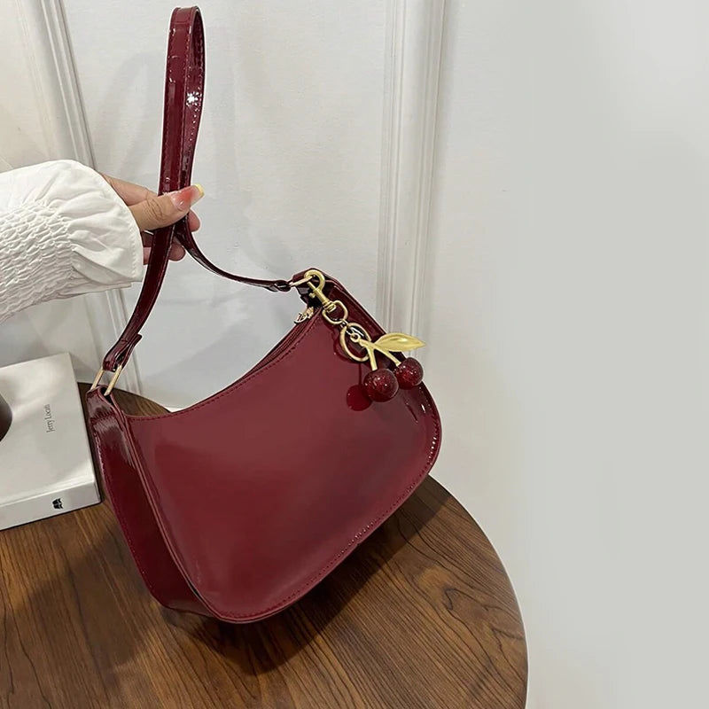 Tienda online, Moda femenina, Diseño minimalista, Bolso mujer, Bolso moderno, Bolso elegante, Bolso de mano, Bolso de hombro, Accesorios mujer, Acabado brillante
