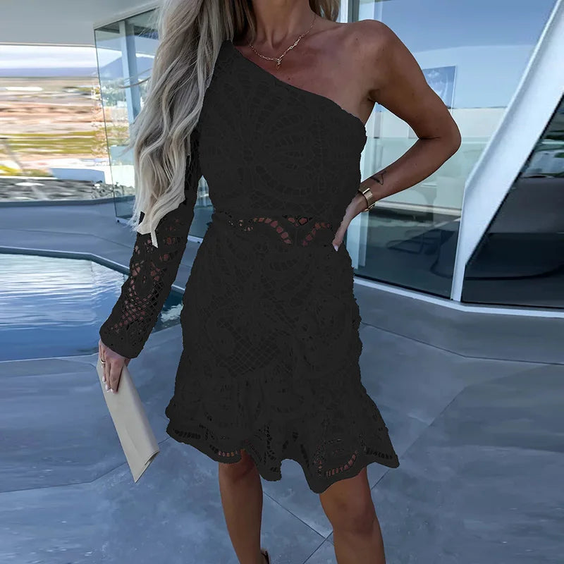 Vestido elegante, Vestido corto, Tienda online, Ropa femenina, Outfit femenino, Moda mujer, Moda femenina, Detalles calados, Cuello alto, Corte fluido
