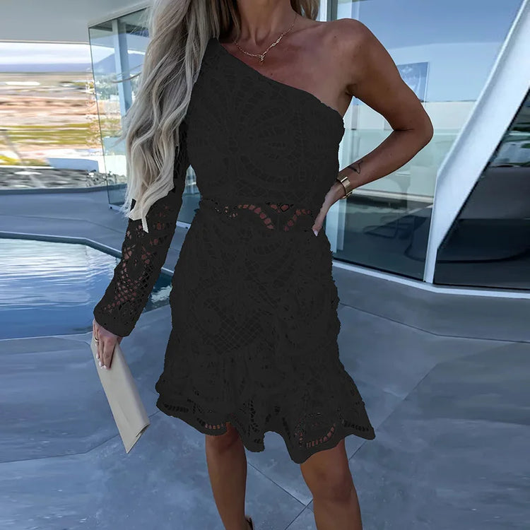 Vestido elegante, Vestido corto, Tienda online, Ropa femenina, Outfit femenino, Moda mujer, Moda femenina, Detalles calados, Cuello alto, Corte fluido
