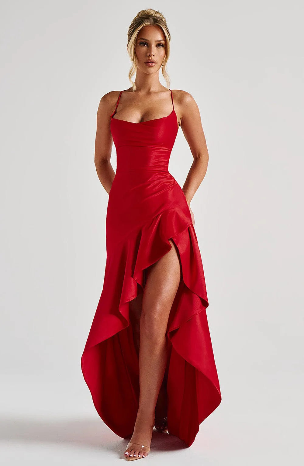 Volantes, Vestido elegante, Vestido de gala satén rojo, Tienda online, Ropa femenina, Outfit noche, Ocasiones especiales, Moda mujer, Corte asimétrico, Abertura
