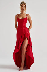 Volantes, Vestido elegante, Vestido de gala satén rojo, Tienda online, Ropa femenina, Outfit noche, Ocasiones especiales, Moda mujer, Corte asimétrico, Abertura
