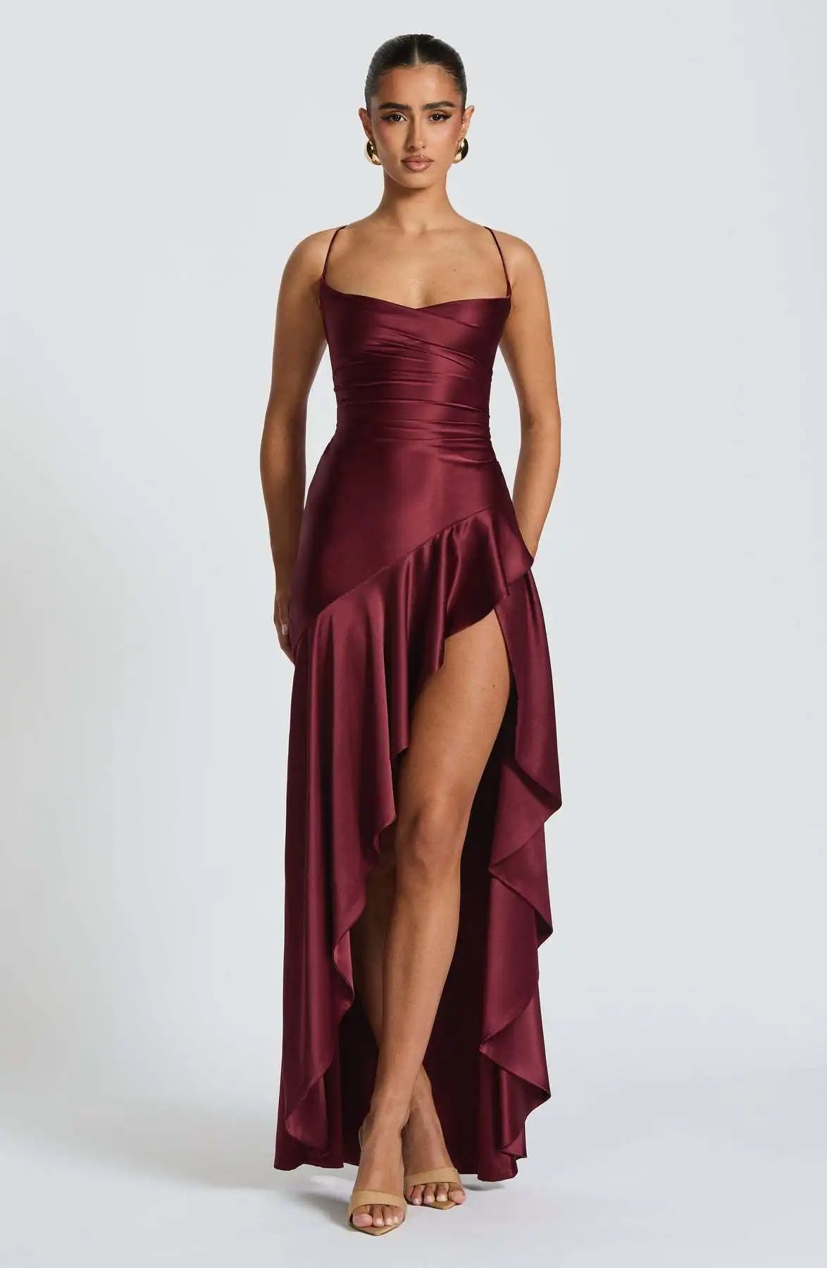 Volantes, Vestido elegante, Vestido de gala satén rojo, Tienda online, Ropa femenina, Outfit noche, Ocasiones especiales, Moda mujer, Corte asimétrico, Abertura
