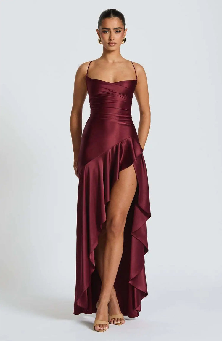 Volantes, Vestido elegante, Vestido de gala satén rojo, Tienda online, Ropa femenina, Outfit noche, Ocasiones especiales, Moda mujer, Corte asimétrico, Abertura
