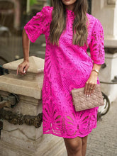 Vestido elegante, Vestido corto, Tienda online, Ropa femenina, Outfit femenino, Moda mujer, Moda femenina, Detalles calados, Cuello alto, Corte fluido
