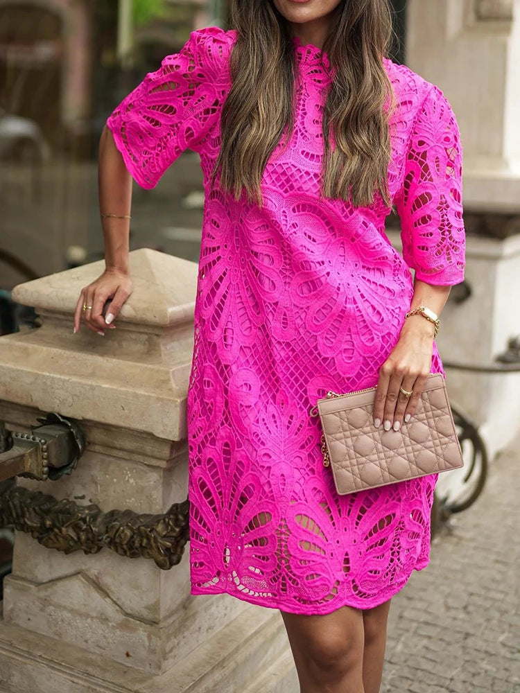 Vestido elegante, Vestido corto, Tienda online, Ropa femenina, Outfit femenino, Moda mujer, Moda femenina, Detalles calados, Cuello alto, Corte fluido
