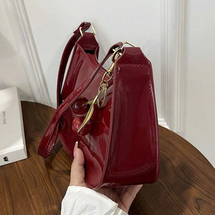 Tienda online, Moda femenina, Diseño minimalista, Bolso mujer, Bolso moderno, Bolso elegante, Bolso de mano, Bolso de hombro, Accesorios mujer, Acabado brillante
