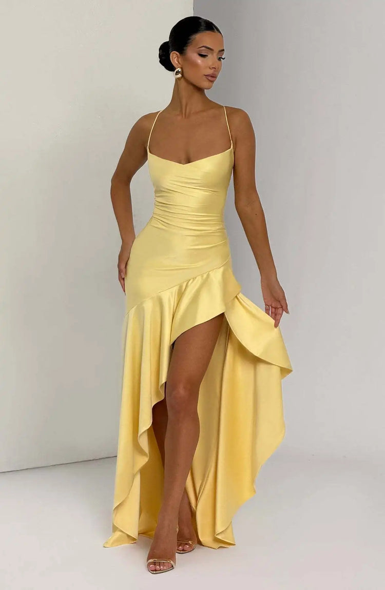 Volantes, Vestido elegante, Vestido de gala satén rojo, Tienda online, Ropa femenina, Outfit noche, Ocasiones especiales, Moda mujer, Corte asimétrico, Abertura
