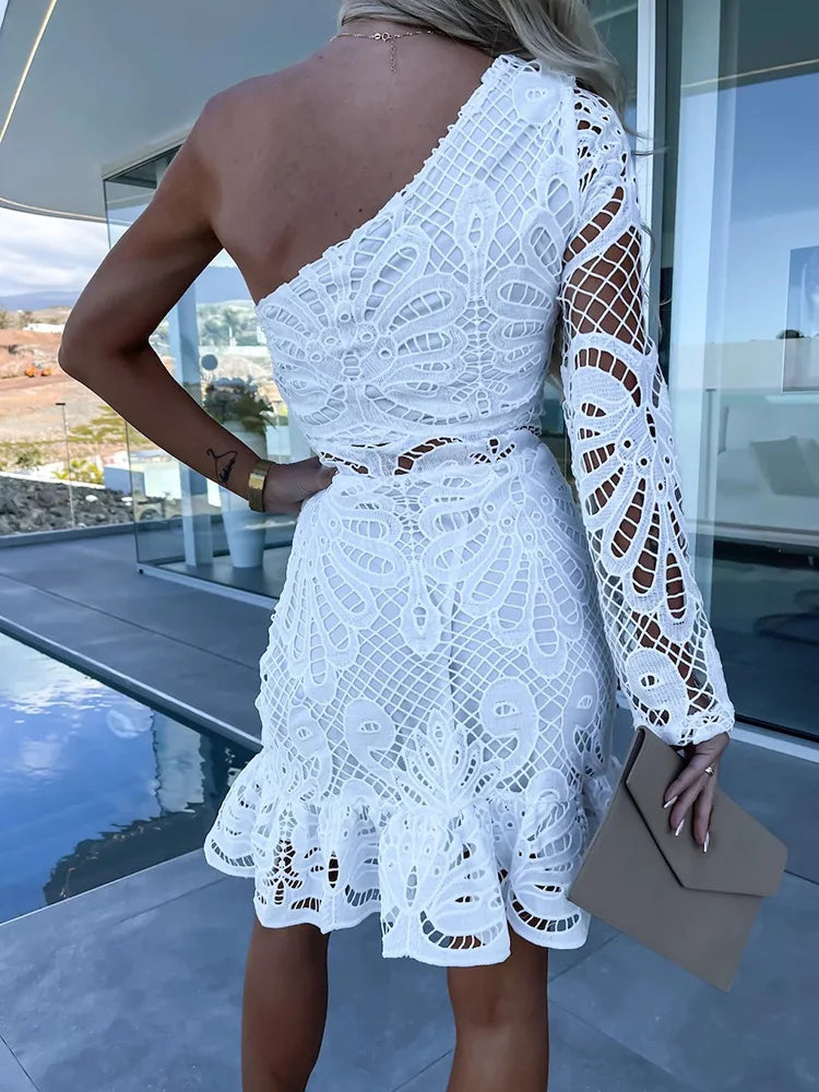 Vestido elegante, Vestido corto, Tienda online, Ropa femenina, Outfit femenino, Moda mujer, Moda femenina, Detalles calados, Cuello alto, Corte fluido
