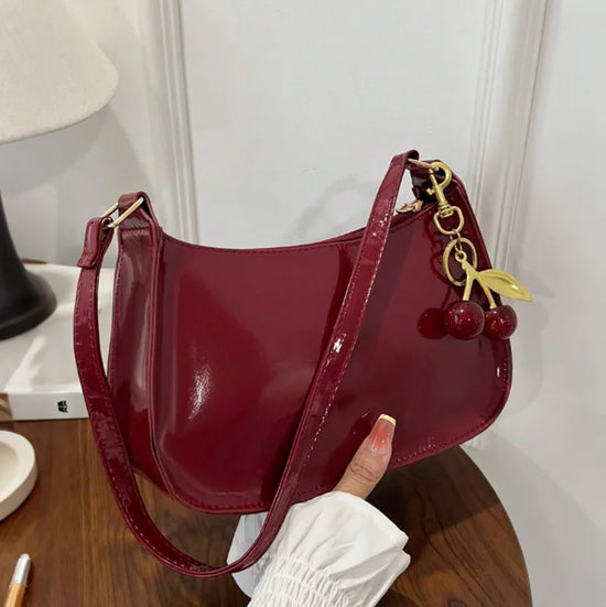 Tienda online, Moda femenina, Diseño minimalista, Bolso mujer, Bolso moderno, Bolso elegante, Bolso de mano, Bolso de hombro, Accesorios mujer, Acabado brillante
